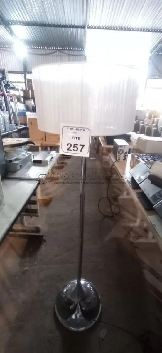 LOTE 257 - 01 ABAJUR DE CHÃO. (NO ESTADO) ATENÇÃO! FAZER A VISITAÇÃO ANTES DE ARREMATAR, NÃO SABEMOS SE FUNCIONA, LEILÃO NÃO TEM GARANTIA E NEM DEVOLUÇÃO, SUJEITO A POSSÍVEIS AVARIAS VISÍVEIS/OCULTAS E/OU AUSÊNCIA DE COMPONENTES.