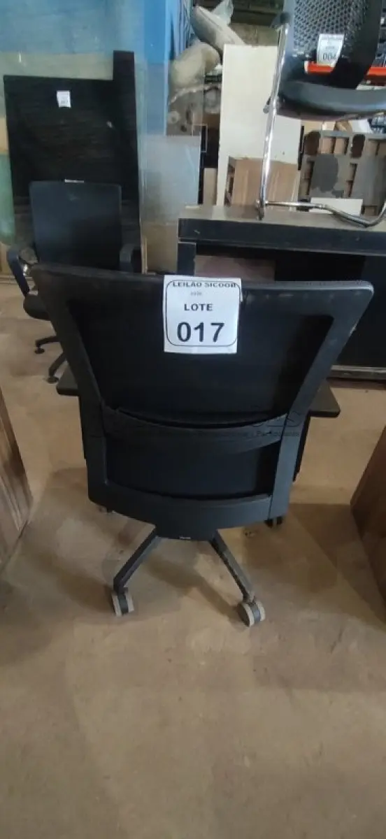 LOTE 017 - 01 CADEIRA PARA ESCRITÓRIO GIRATÓRIA ERGONÔMICA MARELLI COM ENCOSTO EM TELA MESH PRETA. (NO ESTADO) ATENÇÃO! FAZER A VISITAÇÃO ANTES DE ARREMATAR, NÃO SABEMOS SE FUNCIONA, LEILÃO NÃO TEM GARANTIA E NEM DEVOLUÇÃO, SUJEITO A POSSÍVEIS AVARIAS VISÍVEIS/OCULTAS E/OU AUSÊNCIA DE COMPONENTES.