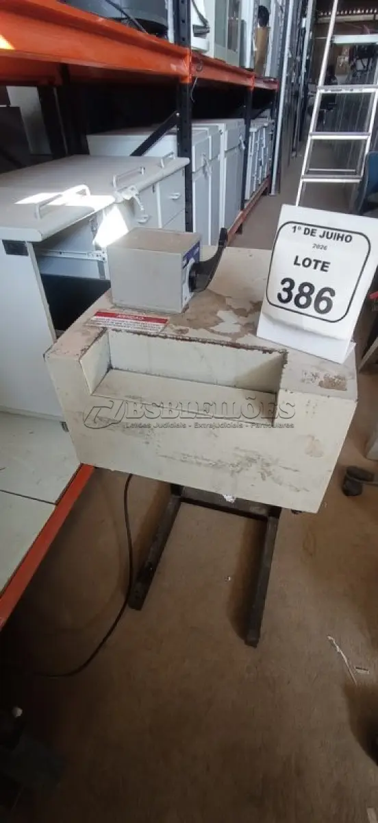 LOTE 386 - 01 FRAGMENTADORA DE PAPEL 110V. (NO ESTADO) ATENÇÃO! FAZER A VISITAÇÃO ANTES DE ARREMATAR, NÃO SABEMOS SE FUNCIONA, LEILÃO NÃO TEM GARANTIA E NEM DEVOLUÇÃO, SUJEITO A POSSÍVEIS AVARIAS VISÍVEIS/OCULTAS E/OU AUSÊNCIA DE COMPONENTES.