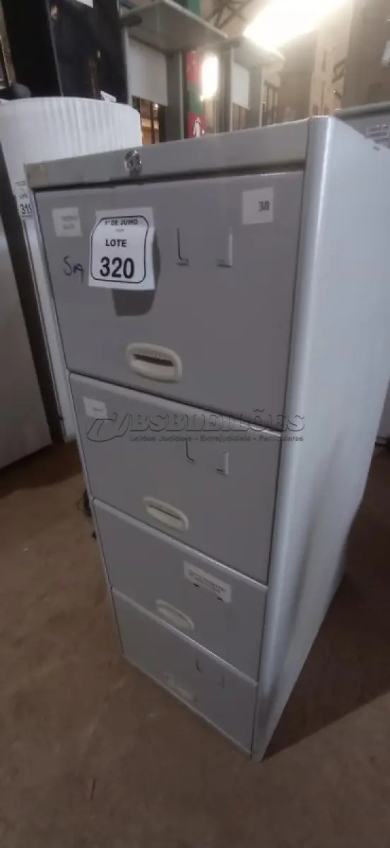 LOTE 320 - 01 ARQUIVO DE AÇO COM 04 GAVETAS. (NO ESTADO) ATENÇÃO! FAZER A VISITAÇÃO ANTES DE ARREMATAR, NÃO SABEMOS SE FUNCIONA, LEILÃO NÃO TEM GARANTIA E NEM DEVOLUÇÃO, SUJEITO A POSSÍVEIS AVARIAS VISÍVEIS/OCULTAS E/OU AUSÊNCIA DE COMPONENTES.