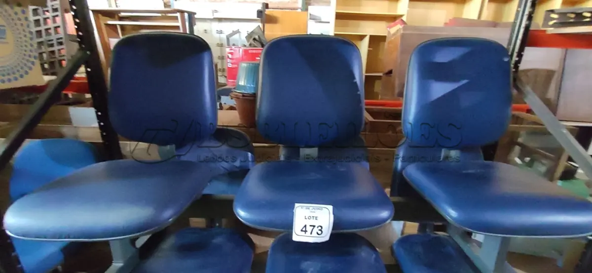 LOTE 473 - 01 CADEIRA TIPO LONGARINA COM 03 LUGARES. (NO ESTADO) ATENÇÃO! FAZER A VISITAÇÃO ANTES DE ARREMATAR, NÃO SABEMOS SE FUNCIONA, LEILÃO NÃO TEM GARANTIA E NEM DEVOLUÇÃO, SUJEITO A POSSÍVEIS AVARIAS VISÍVEIS/OCULTAS E/OU AUSÊNCIA DE COMPONENTES.