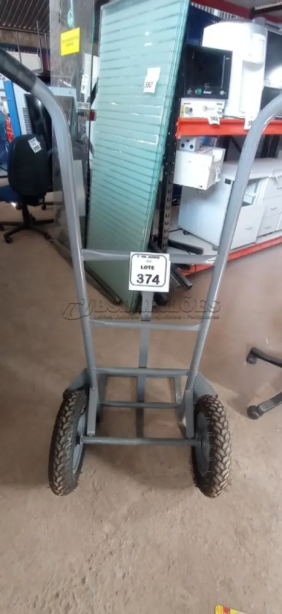 LOTE 374 - 01 CARRINHO DE CARGAS. (NO ESTADO) ATENÇÃO! FAZER A VISITAÇÃO ANTES DE ARREMATAR, NÃO SABEMOS SE FUNCIONA, LEILÃO NÃO TEM GARANTIA E NEM DEVOLUÇÃO, SUJEITO A POSSÍVEIS AVARIAS VISÍVEIS/OCULTAS E/OU AUSÊNCIA DE COMPONENTES.
