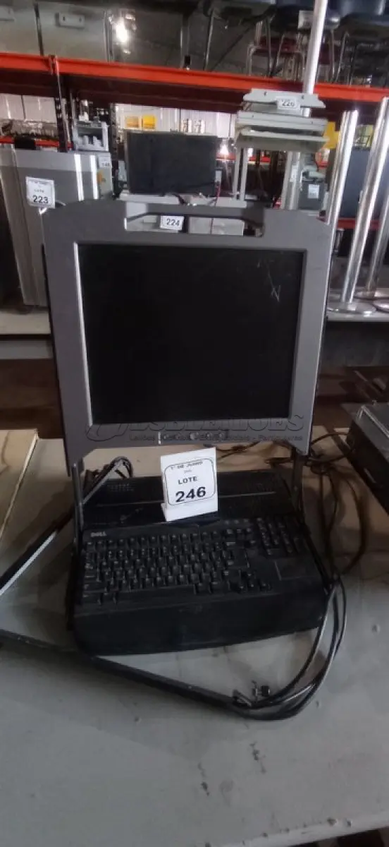 LOTE 246 - 01 CONSOLE DE RACK SERVIDOR MARCA DELL. (NO ESTADO) ATENÇÃO! FAZER A VISITAÇÃO ANTES DE ARREMATAR, NÃO SABEMOS SE FUNCIONA, LEILÃO NÃO TEM GARANTIA E NEM DEVOLUÇÃO, SUJEITO A POSSÍVEIS AVARIAS VISÍVEIS/OCULTAS E/OU AUSÊNCIA DE COMPONENTES.