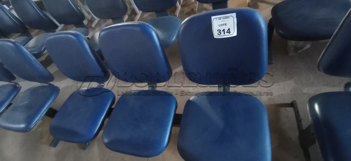 LOTE 314 - 01 CADEIRA TIPO LONGARINA COM 03 LUGARES. (NO ESTADO) ATENÇÃO! FAZER A VISITAÇÃO ANTES DE ARREMATAR, NÃO SABEMOS SE FUNCIONA, LEILÃO NÃO TEM GARANTIA E NEM DEVOLUÇÃO, SUJEITO A POSSÍVEIS AVARIAS VISÍVEIS/OCULTAS E/OU AUSÊNCIA DE COMPONENTES.
