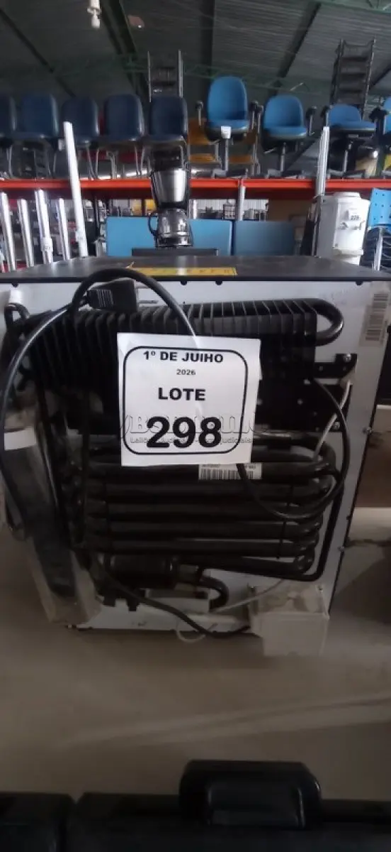LOTE 298 - 01 FRIGOBAR 220V MARCA DOMETIC. (NO ESTADO) ATENÇÃO! FAZER A VISITAÇÃO ANTES DE ARREMATAR, NÃO SABEMOS SE FUNCIONA, LEILÃO NÃO TEM GARANTIA E NEM DEVOLUÇÃO, SUJEITO A POSSÍVEIS AVARIAS VISÍVEIS/OCULTAS E/OU AUSÊNCIA DE COMPONENTES.