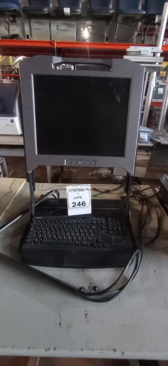 LOTE 246 - 01 CONSOLE DE RACK SERVIDOR MARCA DELL. (NO ESTADO) ATENÇÃO! FAZER A VISITAÇÃO ANTES DE ARREMATAR, NÃO SABEMOS SE FUNCIONA, LEILÃO NÃO TEM GARANTIA E NEM DEVOLUÇÃO, SUJEITO A POSSÍVEIS AVARIAS VISÍVEIS/OCULTAS E/OU AUSÊNCIA DE COMPONENTES.