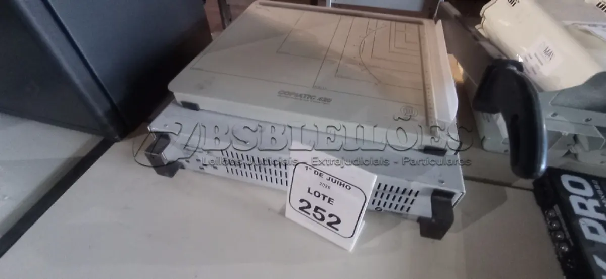 LOTE 252 - 01 NOBREAK MARCA MICROSOL E 01 GUILHOTINA DE PAPEL. (NO ESTADO) ATENÇÃO! FAZER A VISITAÇÃO ANTES DE ARREMATAR, NÃO SABEMOS SE FUNCIONA, LEILÃO NÃO TEM GARANTIA E NEM DEVOLUÇÃO, SUJEITO A POSSÍVEIS AVARIAS VISÍVEIS/OCULTAS E/OU AUSÊNCIA DE COMPONENTES.