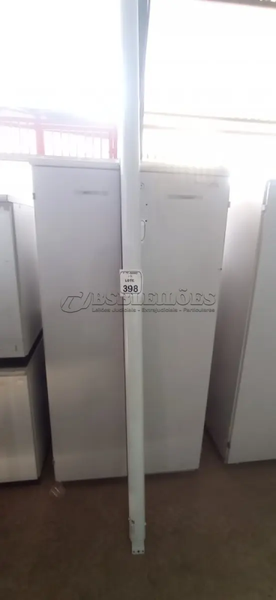 LOTE 398 - 01 TELA DE PROJEÇÃO RETRÁTIL. (NO ESTADO) ATENÇÃO! FAZER A VISITAÇÃO ANTES DE ARREMATAR, NÃO SABEMOS SE FUNCIONA, LEILÃO NÃO TEM GARANTIA E NEM DEVOLUÇÃO, SUJEITO A POSSÍVEIS AVARIAS VISÍVEIS/OCULTAS E/OU AUSÊNCIA DE COMPONENTES.