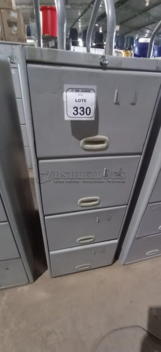 LOTE 330 - 01 ARQUIVO DE AÇO COM 04 GAVETAS. (NO ESTADO) ATENÇÃO! FAZER A VISITAÇÃO ANTES DE ARREMATAR, NÃO SABEMOS SE FUNCIONA, LEILÃO NÃO TEM GARANTIA E NEM DEVOLUÇÃO, SUJEITO A POSSÍVEIS AVARIAS VISÍVEIS/OCULTAS E/OU AUSÊNCIA DE COMPONENTES.