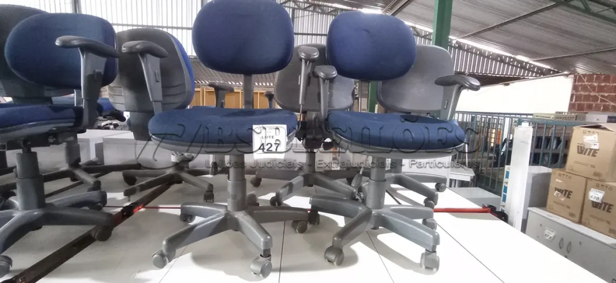 LOTE 427 - 02 CADEIRAS DE ESCRITÓRIO COM PÉS FIXOS. (NO ESTADO) ATENÇÃO! FAZER A VISITAÇÃO ANTES DE ARREMATAR, NÃO SABEMOS SE FUNCIONA, LEILÃO NÃO TEM GARANTIA E NEM DEVOLUÇÃO, SUJEITO A POSSÍVEIS AVARIAS VISÍVEIS/OCULTAS E/OU AUSÊNCIA DE COMPONENTES.