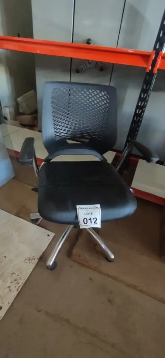 LOTE 012 - 01 CADEIRA PLAX METAL EXECUTIVA GIRATÓRIA COM BASE CROMADA. (NO ESTADO) ATENÇÃO! FAZER A VISITAÇÃO ANTES DE ARREMATAR, NÃO SABEMOS SE FUNCIONA, LEILÃO NÃO TEM GARANTIA E NEM DEVOLUÇÃO, SUJEITO A POSSÍVEIS AVARIAS VISÍVEIS/OCULTAS E/OU AUSÊNCIA DE COMPONENTES.