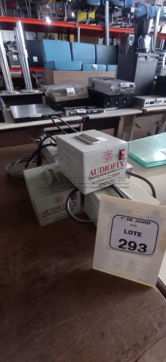 LOTE 293 - 05 TRANSFORMADORES DE MARCAS E MODELOS DIVERSOS. (NO ESTADO) ATENÇÃO! FAZER A VISITAÇÃO ANTES DE ARREMATAR, NÃO SABEMOS SE FUNCIONA, LEILÃO NÃO TEM GARANTIA E NEM DEVOLUÇÃO, SUJEITO A POSSÍVEIS AVARIAS VISÍVEIS/OCULTAS E/OU AUSÊNCIA DE COMPONENTES.
