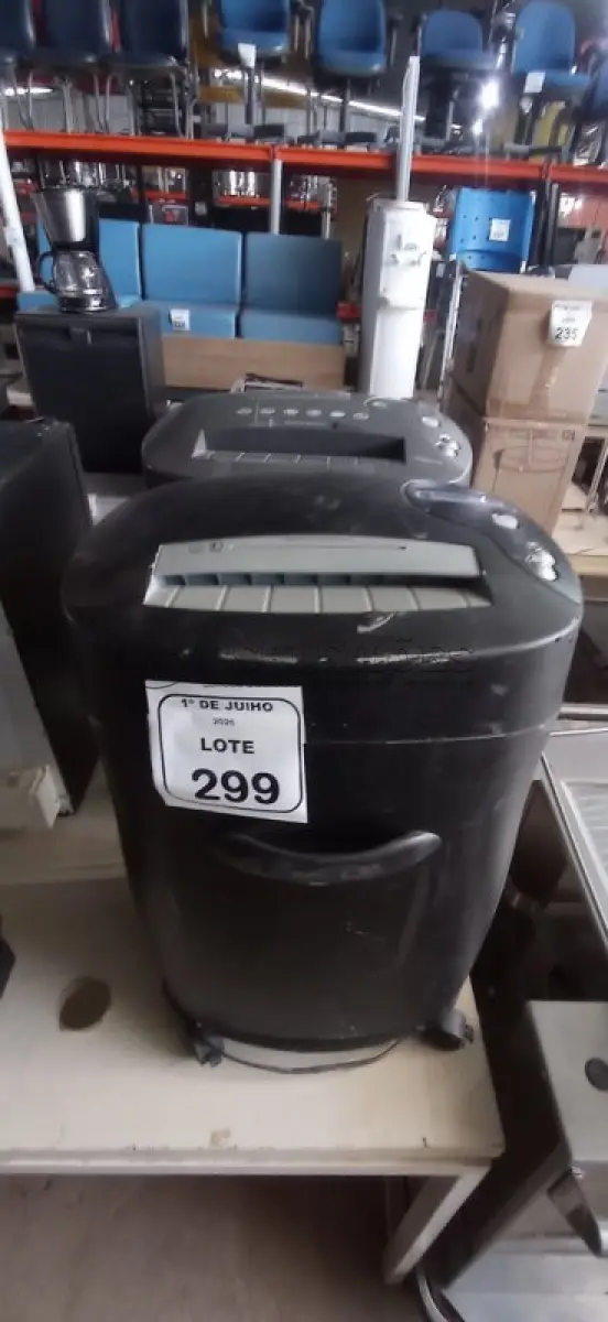 LOTE 299 - 02 FRAGMENTADORAS DE PAPEL. (NO ESTADO) ATENÇÃO! FAZER A VISITAÇÃO ANTES DE ARREMATAR, NÃO SABEMOS SE FUNCIONA, LEILÃO NÃO TEM GARANTIA E NEM DEVOLUÇÃO, SUJEITO A POSSÍVEIS AVARIAS VISÍVEIS/OCULTAS E/OU AUSÊNCIA DE COMPONENTES.