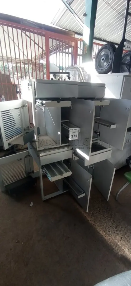LOTE 373 - 04 ARMÁRIOS BAIXOS COM 01 GAVETA. (NO ESTADO) ATENÇÃO! FAZER A VISITAÇÃO ANTES DE ARREMATAR, NÃO SABEMOS SE FUNCIONA, LEILÃO NÃO TEM GARANTIA E NEM DEVOLUÇÃO, SUJEITO A POSSÍVEIS AVARIAS VISÍVEIS/OCULTAS E/OU AUSÊNCIA DE COMPONENTES.