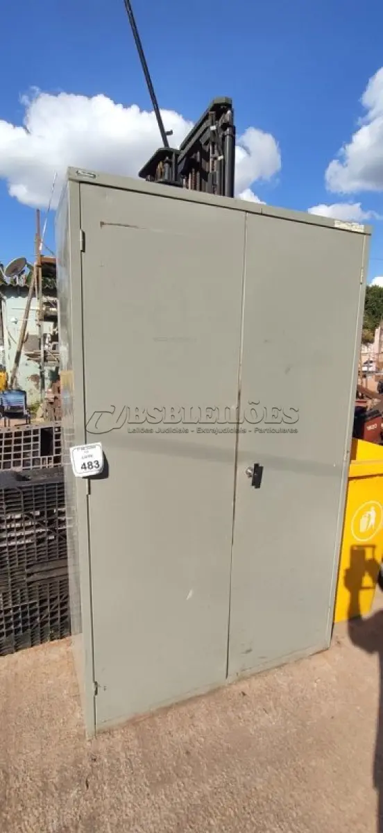 LOTE 483 - 01 ARMÁRIO DE FERRO DE TAMANHO 1,20X1,98X0,50. (NO ESTADO) ATENÇÃO! FAZER A VISITAÇÃO ANTES DE ARREMATAR, NÃO SABEMOS SE FUNCIONA, LEILÃO NÃO TEM GARANTIA E NEM DEVOLUÇÃO, SUJEITO A POSSÍVEIS AVARIAS VISÍVEIS/OCULTAS E/OU AUSÊNCIA DE COMPONENTES.