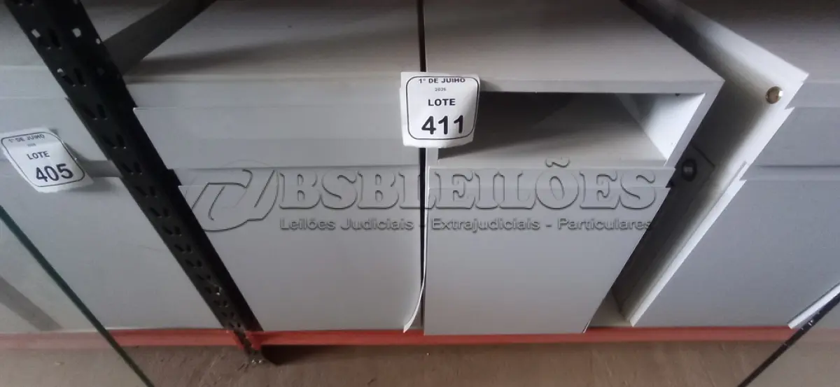 LOTE 411 - 02 ARMÁRIOS PARA CPU COM 01 PORTA E 01 GAVETA. (NO ESTADO) ATENÇÃO! FAZER A VISITAÇÃO ANTES DE ARREMATAR, NÃO SABEMOS SE FUNCIONA, LEILÃO NÃO TEM GARANTIA E NEM DEVOLUÇÃO, SUJEITO A POSSÍVEIS AVARIAS VISÍVEIS/OCULTAS E/OU AUSÊNCIA DE COMPONENTES.