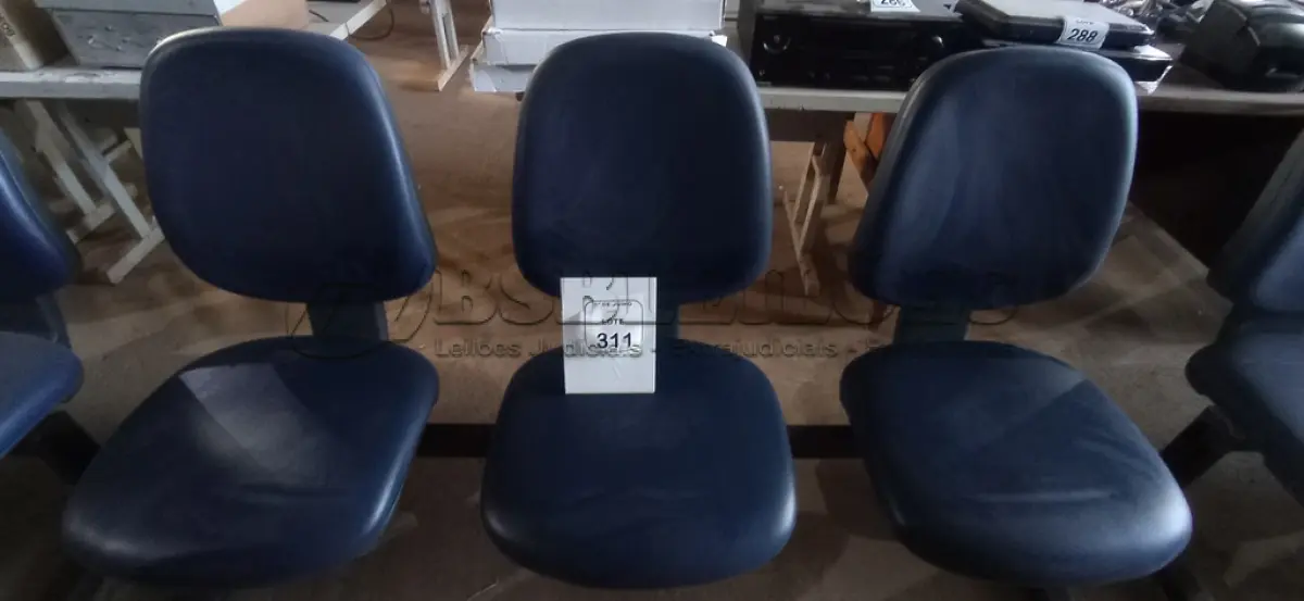 LOTE 311 - 01 CADEIRA TIPO LONGARINA COM 03 LUGARES. (NO ESTADO) ATENÇÃO! FAZER A VISITAÇÃO ANTES DE ARREMATAR, NÃO SABEMOS SE FUNCIONA, LEILÃO NÃO TEM GARANTIA E NEM DEVOLUÇÃO, SUJEITO A POSSÍVEIS AVARIAS VISÍVEIS/OCULTAS E/OU AUSÊNCIA DE COMPONENTES.