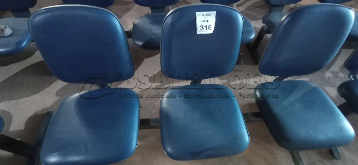 LOTE 316 - 01 CADEIRA TIPO LONGARINA COM 03 LUGARES. (NO ESTADO) ATENÇÃO! FAZER A VISITAÇÃO ANTES DE ARREMATAR, NÃO SABEMOS SE FUNCIONA, LEILÃO NÃO TEM GARANTIA E NEM DEVOLUÇÃO, SUJEITO A POSSÍVEIS AVARIAS VISÍVEIS/OCULTAS E/OU AUSÊNCIA DE COMPONENTES.