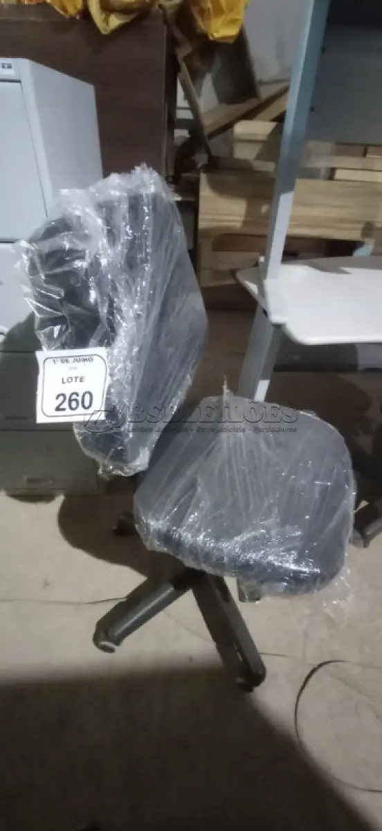 LOTE 260 - 01 CADEIRA DE ESCRITÓRIO GIRATÓRIA. (NO ESTADO) ATENÇÃO! FAZER A VISITAÇÃO ANTES DE ARREMATAR, NÃO SABEMOS SE FUNCIONA, LEILÃO NÃO TEM GARANTIA E NEM DEVOLUÇÃO, SUJEITO A POSSÍVEIS AVARIAS VISÍVEIS/OCULTAS E/OU AUSÊNCIA DE COMPONENTES.
