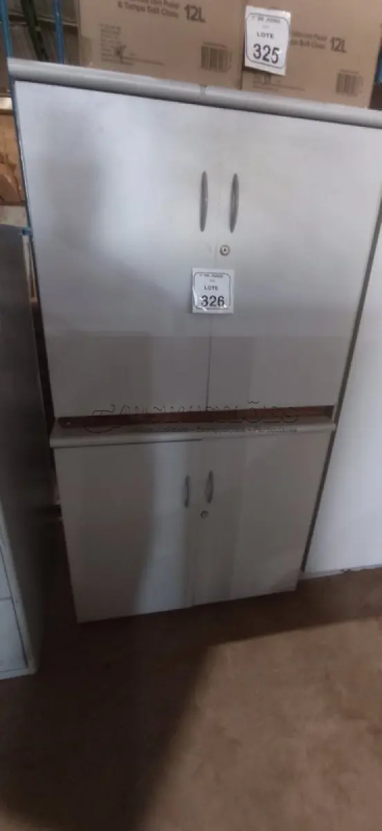 LOTE 326 - 02 ARMÁRIOS BAIXOS EM MADEIRA COM 02 PORTAS. (NO ESTADO) ATENÇÃO! FAZER A VISITAÇÃO ANTES DE ARREMATAR, NÃO SABEMOS SE FUNCIONA, LEILÃO NÃO TEM GARANTIA E NEM DEVOLUÇÃO, SUJEITO A POSSÍVEIS AVARIAS VISÍVEIS/OCULTAS E/OU AUSÊNCIA DE COMPONENTES.