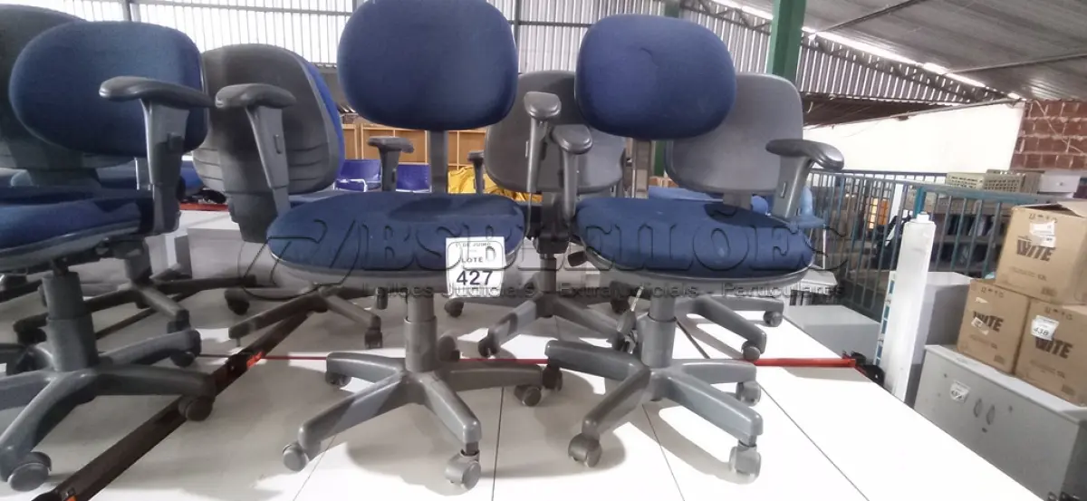 LOTE 427 - 02 CADEIRAS DE ESCRITÓRIO COM PÉS FIXOS. (NO ESTADO) ATENÇÃO! FAZER A VISITAÇÃO ANTES DE ARREMATAR, NÃO SABEMOS SE FUNCIONA, LEILÃO NÃO TEM GARANTIA E NEM DEVOLUÇÃO, SUJEITO A POSSÍVEIS AVARIAS VISÍVEIS/OCULTAS E/OU AUSÊNCIA DE COMPONENTES.