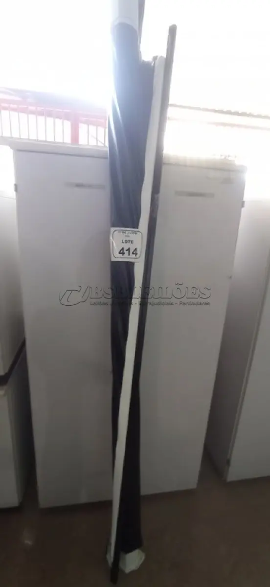 LOTE 414 - 01 TELA DE PROJEÇÃO RETRÁTIL. (NO ESTADO) ATENÇÃO! FAZER A VISITAÇÃO ANTES DE ARREMATAR, NÃO SABEMOS SE FUNCIONA, LEILÃO NÃO TEM GARANTIA E NEM DEVOLUÇÃO, SUJEITO A POSSÍVEIS AVARIAS VISÍVEIS/OCULTAS E/OU AUSÊNCIA DE COMPONENTES.