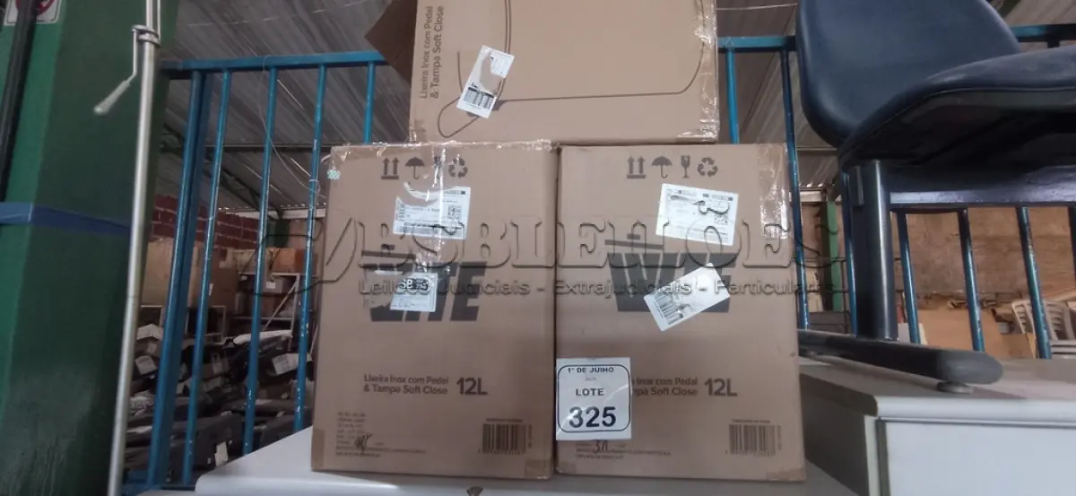 LOTE 325 - 03 LIXEIRAS EM INOX COM PEDAL SEM TAMPA. (NO ESTADO) ATENÇÃO! FAZER A VISITAÇÃO ANTES DE ARREMATAR, NÃO SABEMOS SE FUNCIONA, LEILÃO NÃO TEM GARANTIA E NEM DEVOLUÇÃO, SUJEITO A POSSÍVEIS AVARIAS VISÍVEIS/OCULTAS E/OU AUSÊNCIA DE COMPONENTES.