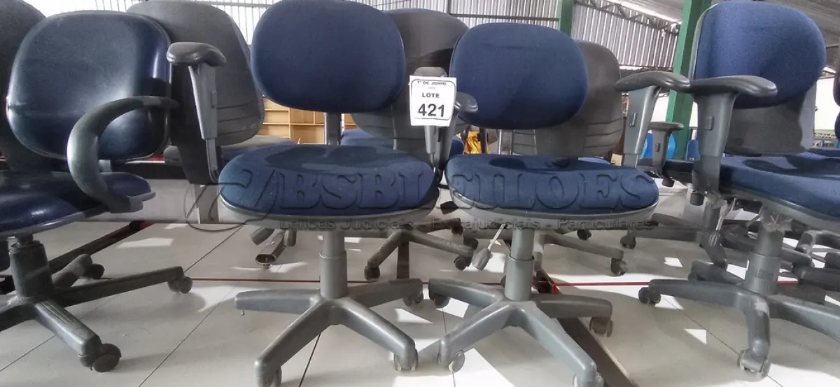 LOTE 421 - 02 CADEIRAS DE ESCRITÓRIO COM PÉS FIXOS. (NO ESTADO) ATENÇÃO! FAZER A VISITAÇÃO ANTES DE ARREMATAR, NÃO SABEMOS SE FUNCIONA, LEILÃO NÃO TEM GARANTIA E NEM DEVOLUÇÃO, SUJEITO A POSSÍVEIS AVARIAS VISÍVEIS/OCULTAS E/OU AUSÊNCIA DE COMPONENTES.