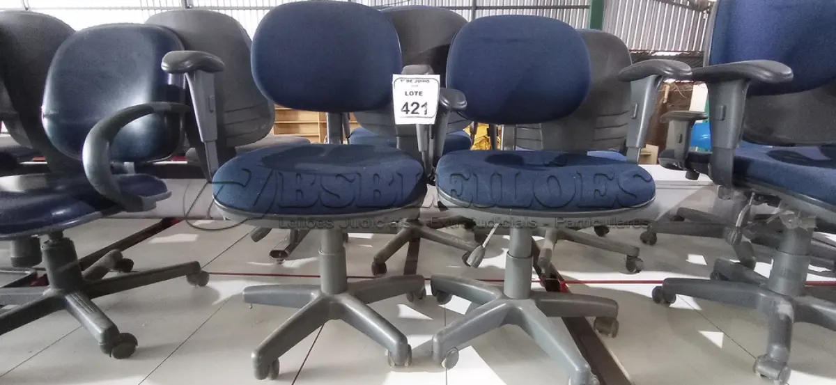 LOTE 421 - 02 CADEIRAS DE ESCRITÓRIO COM PÉS FIXOS. (NO ESTADO) ATENÇÃO! FAZER A VISITAÇÃO ANTES DE ARREMATAR, NÃO SABEMOS SE FUNCIONA, LEILÃO NÃO TEM GARANTIA E NEM DEVOLUÇÃO, SUJEITO A POSSÍVEIS AVARIAS VISÍVEIS/OCULTAS E/OU AUSÊNCIA DE COMPONENTES.