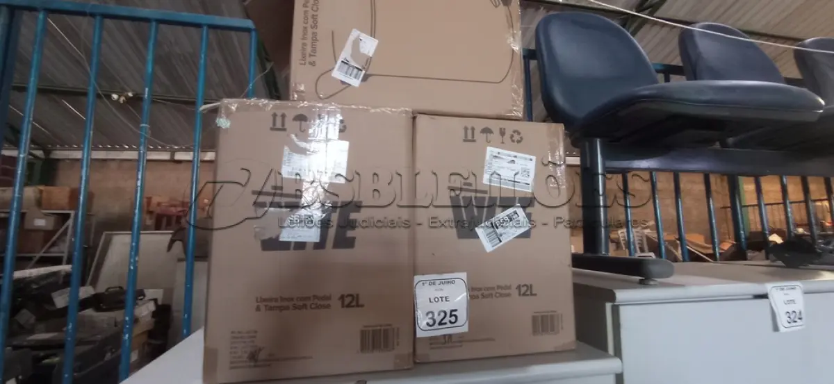 LOTE 325 - 03 LIXEIRAS EM INOX COM PEDAL SEM TAMPA. (NO ESTADO) ATENÇÃO! FAZER A VISITAÇÃO ANTES DE ARREMATAR, NÃO SABEMOS SE FUNCIONA, LEILÃO NÃO TEM GARANTIA E NEM DEVOLUÇÃO, SUJEITO A POSSÍVEIS AVARIAS VISÍVEIS/OCULTAS E/OU AUSÊNCIA DE COMPONENTES.