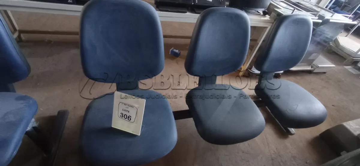 LOTE 306 - 01 CADEIRA TIPO LONGARINA COM 03 LUGARES. (NO ESTADO) ATENÇÃO! FAZER A VISITAÇÃO ANTES DE ARREMATAR, NÃO SABEMOS SE FUNCIONA, LEILÃO NÃO TEM GARANTIA E NEM DEVOLUÇÃO, SUJEITO A POSSÍVEIS AVARIAS VISÍVEIS/OCULTAS E/OU AUSÊNCIA DE COMPONENTES.