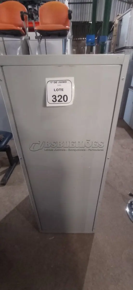 LOTE 320 - 01 ARQUIVO DE AÇO COM 04 GAVETAS. (NO ESTADO) ATENÇÃO! FAZER A VISITAÇÃO ANTES DE ARREMATAR, NÃO SABEMOS SE FUNCIONA, LEILÃO NÃO TEM GARANTIA E NEM DEVOLUÇÃO, SUJEITO A POSSÍVEIS AVARIAS VISÍVEIS/OCULTAS E/OU AUSÊNCIA DE COMPONENTES.
