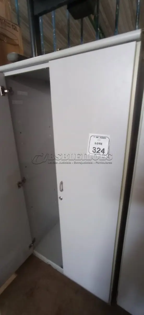 LOTE 324 - 01 ARMÁRIO 02 PORTAS EM MADEIRA. (NO ESTADO) ATENÇÃO! FAZER A VISITAÇÃO ANTES DE ARREMATAR, NÃO SABEMOS SE FUNCIONA, LEILÃO NÃO TEM GARANTIA E NEM DEVOLUÇÃO, SUJEITO A POSSÍVEIS AVARIAS VISÍVEIS/OCULTAS E/OU AUSÊNCIA DE COMPONENTES.