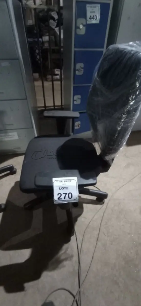 LOTE 270 - 01 CADEIRA DE ESCRITÓRIO GIRATÓRIA. (NO ESTADO) ATENÇÃO! FAZER A VISITAÇÃO ANTES DE ARREMATAR, NÃO SABEMOS SE FUNCIONA, LEILÃO NÃO TEM GARANTIA E NEM DEVOLUÇÃO, SUJEITO A POSSÍVEIS AVARIAS VISÍVEIS/OCULTAS E/OU AUSÊNCIA DE COMPONENTES.