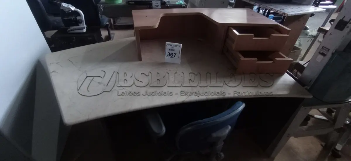 LOTE 367 - 01 MESA BALCÃO DE ATENDIMENTO COM BASE DE MADEIRA E TAMPO EM PEDRA COM 01 CADEIRA DE ESCRITÓRIO GIRATÓRIA. (NO ESTADO) ATENÇÃO! FAZER A VISITAÇÃO ANTES DE ARREMATAR, NÃO SABEMOS SE FUNCIONA, LEILÃO NÃO TEM GARANTIA E NEM DEVOLUÇÃO, SUJEITO A POSSÍVEIS AVARIAS VISÍVEIS/OCULTAS E/OU AUSÊNCIA DE COMPONENTES.