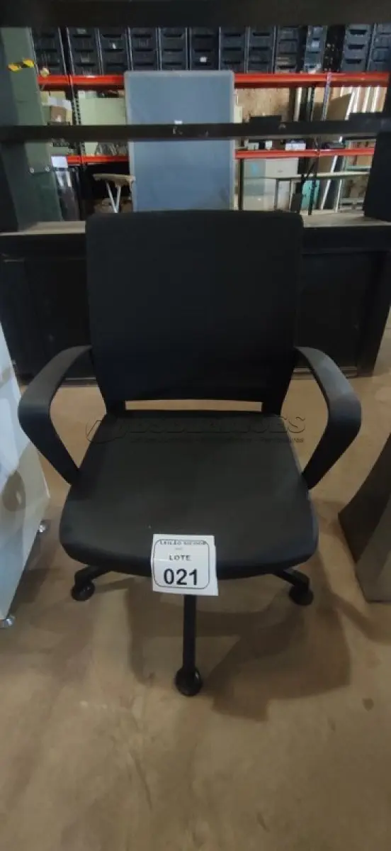 LOTE 021 - 01 CADEIRA PARA ESCRITÓRIO EXECUTIVA PRETA. (NO ESTADO) ATENÇÃO! FAZER A VISITAÇÃO ANTES DE ARREMATAR, NÃO SABEMOS SE FUNCIONA, LEILÃO NÃO TEM GARANTIA E NEM DEVOLUÇÃO, SUJEITO A POSSÍVEIS AVARIAS VISÍVEIS/OCULTAS E/OU AUSÊNCIA DE COMPONENTES.