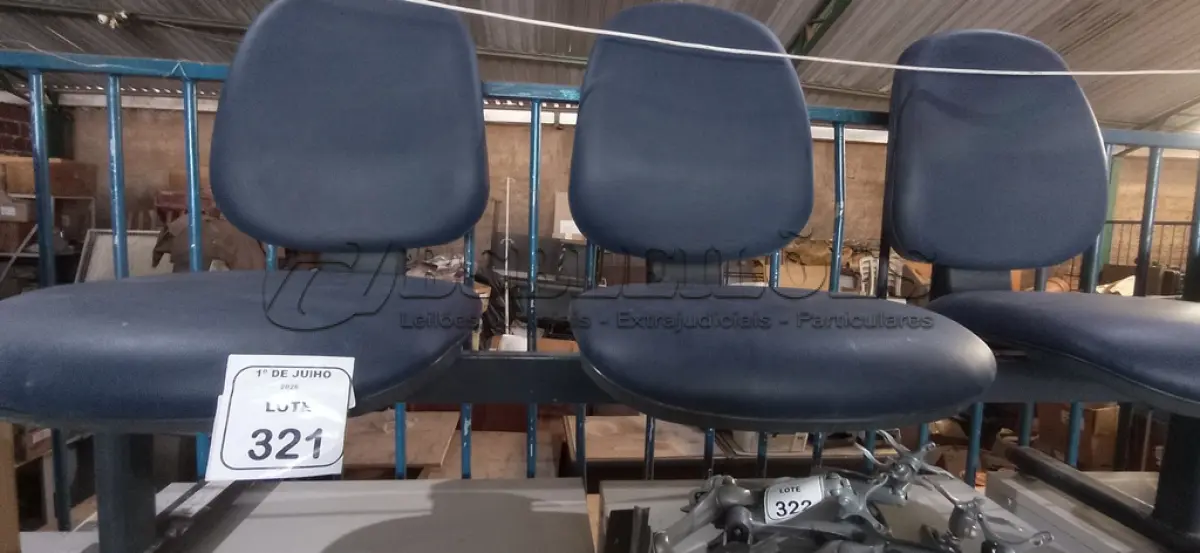 LOTE 321 - 01 CADEIRA TIPO LONGARINA COM 03 LUGARES. (NO ESTADO) ATENÇÃO! FAZER A VISITAÇÃO ANTES DE ARREMATAR, NÃO SABEMOS SE FUNCIONA, LEILÃO NÃO TEM GARANTIA E NEM DEVOLUÇÃO, SUJEITO A POSSÍVEIS AVARIAS VISÍVEIS/OCULTAS E/OU AUSÊNCIA DE COMPONENTES.
