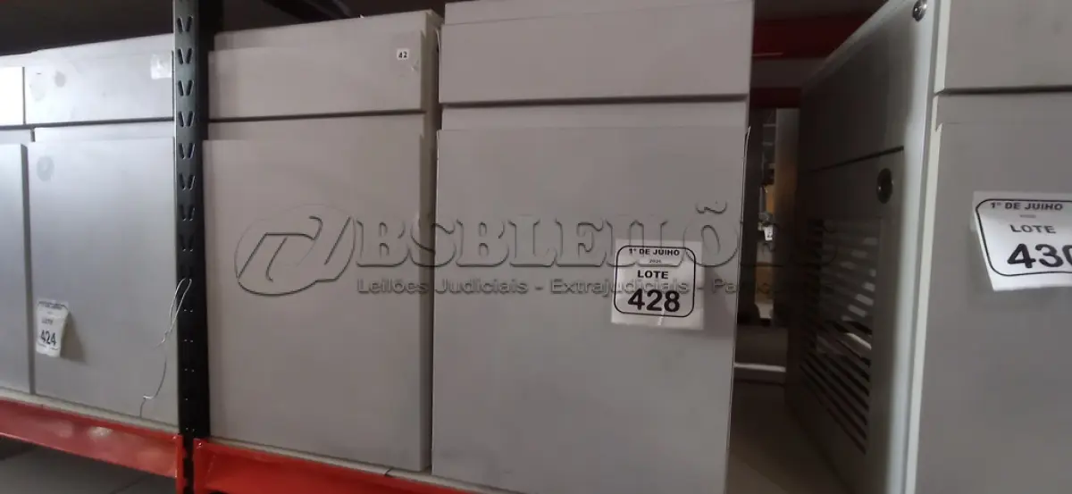 LOTE 428 - 02 ARMÁRIOS PARA CPU COM 01 PORTA E 01 GAVETA. (NO ESTADO) ATENÇÃO! FAZER A VISITAÇÃO ANTES DE ARREMATAR, NÃO SABEMOS SE FUNCIONA, LEILÃO NÃO TEM GARANTIA E NEM DEVOLUÇÃO, SUJEITO A POSSÍVEIS AVARIAS VISÍVEIS/OCULTAS E/OU AUSÊNCIA DE COMPONENTES.
