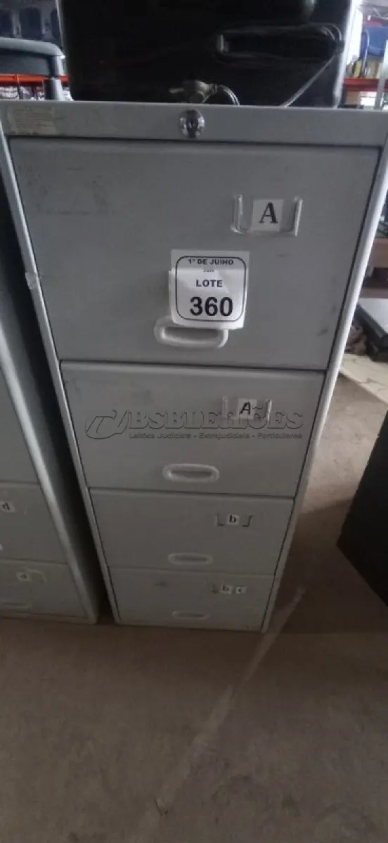 LOTE 360 - 01 ARQUIVO DE AÇO COM 04 GAVETAS. (NO ESTADO) ATENÇÃO! FAZER A VISITAÇÃO ANTES DE ARREMATAR, NÃO SABEMOS SE FUNCIONA, LEILÃO NÃO TEM GARANTIA E NEM DEVOLUÇÃO, SUJEITO A POSSÍVEIS AVARIAS VISÍVEIS/OCULTAS E/OU AUSÊNCIA DE COMPONENTES.