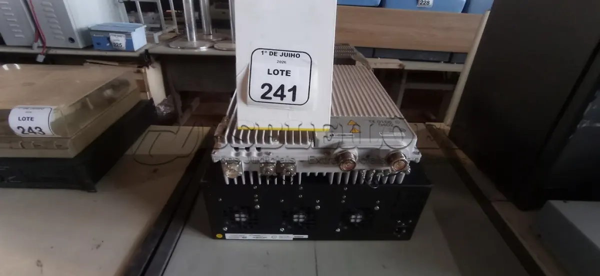 LOTE 241 - 01 UNIDADE DE RÁDIO REMOTA MODELO RRUS 01 B1 MARCA ERICSSON E 01 PABX ISION IP MARCA LEUCOTRON. (NO ESTADO) ATENÇÃO! FAZER A VISITAÇÃO ANTES DE ARREMATAR, NÃO SABEMOS SE FUNCIONA, LEILÃO NÃO TEM GARANTIA E NEM DEVOLUÇÃO, SUJEITO A POSSÍVEIS AVARIAS VISÍVEIS/OCULTAS E/OU AUSÊNCIA DE COMPONENTES.