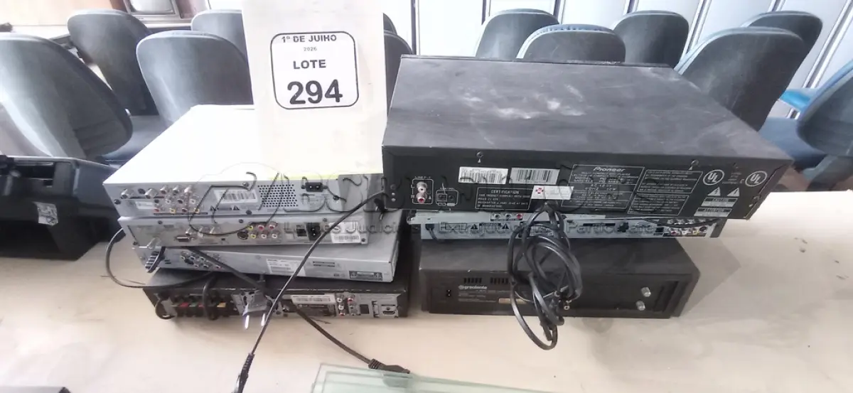 LOTE 294 - 01 APARELHO DE VÍDEO CASSETE MARCA GRADIENTE, 01 DISC PLAYER MARCA PIONEER, 01 DECODIFICADOR DE ÁUDIO MARCA RCA E 05 APARELHOS DE DVD DE MARCAS E MODELOS DIVERSOS. (NO ESTADO) ATENÇÃO! FAZER A VISITAÇÃO ANTES DE ARREMATAR, NÃO SABEMOS SE FUNCIONA, LEILÃO NÃO TEM GARANTIA E NEM DEVOLUÇÃO, SUJEITO A POSSÍVEIS AVARIAS VISÍVEIS/OCULTAS E/OU AUSÊNCIA DE COMPONENTES.