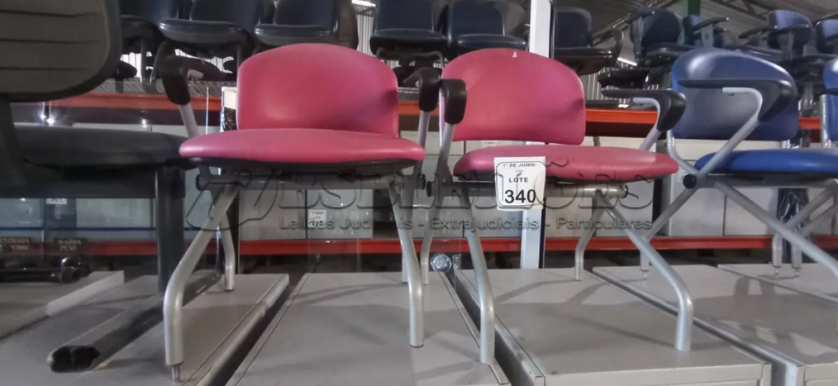 LOTE 340 - 02 CADEIRAS BAIXAS COM ASSENTO DOBRÁVEL. (NO ESTADO) ATENÇÃO! FAZER A VISITAÇÃO ANTES DE ARREMATAR, NÃO SABEMOS SE FUNCIONA, LEILÃO NÃO TEM GARANTIA E NEM DEVOLUÇÃO, SUJEITO A POSSÍVEIS AVARIAS VISÍVEIS/OCULTAS E/OU AUSÊNCIA DE COMPONENTES.