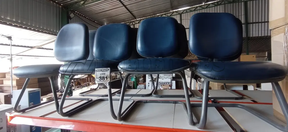 LOTE 381 - 04 CADEIRAS DE PÉS FIXOS. (NO ESTADO) ATENÇÃO! FAZER A VISITAÇÃO ANTES DE ARREMATAR, NÃO SABEMOS SE FUNCIONA, LEILÃO NÃO TEM GARANTIA E NEM DEVOLUÇÃO, SUJEITO A POSSÍVEIS AVARIAS VISÍVEIS/OCULTAS E/OU AUSÊNCIA DE COMPONENTES.