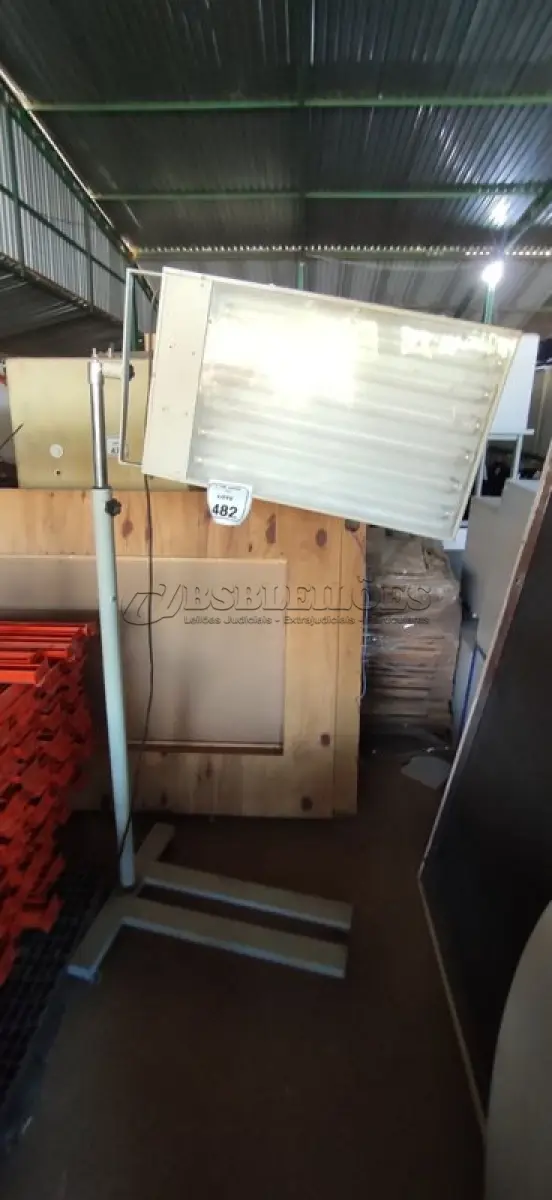 LOTE 482 - 01 LUMINÁRIA FLUORESCENTE COM AJUSTE DE ALTURA. (NO ESTADO) ATENÇÃO! FAZER A VISITAÇÃO ANTES DE ARREMATAR, NÃO SABEMOS SE FUNCIONA, LEILÃO NÃO TEM GARANTIA E NEM DEVOLUÇÃO, SUJEITO A POSSÍVEIS AVARIAS VISÍVEIS/OCULTAS E/OU AUSÊNCIA DE COMPONENTES.