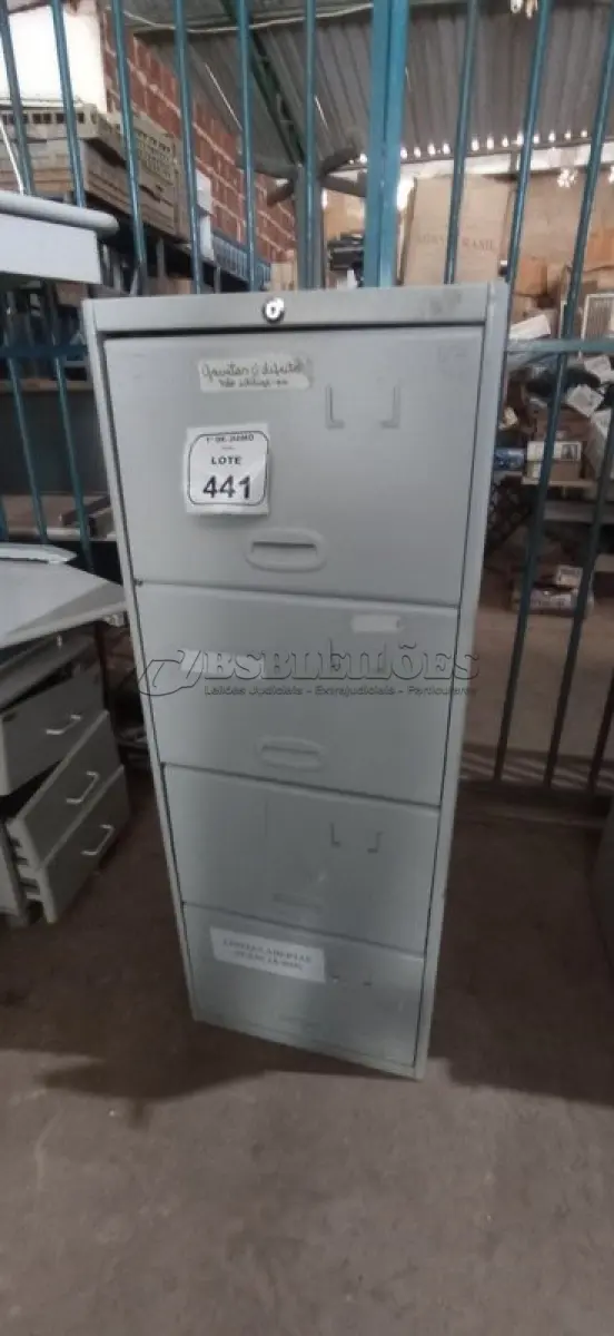 LOTE 441 - 01 ARQUIVO DE AÇO COM 04 GAVETAS. (NO ESTADO) ATENÇÃO! FAZER A VISITAÇÃO ANTES DE ARREMATAR, NÃO SABEMOS SE FUNCIONA, LEILÃO NÃO TEM GARANTIA E NEM DEVOLUÇÃO, SUJEITO A POSSÍVEIS AVARIAS VISÍVEIS/OCULTAS E/OU AUSÊNCIA DE COMPONENTES.