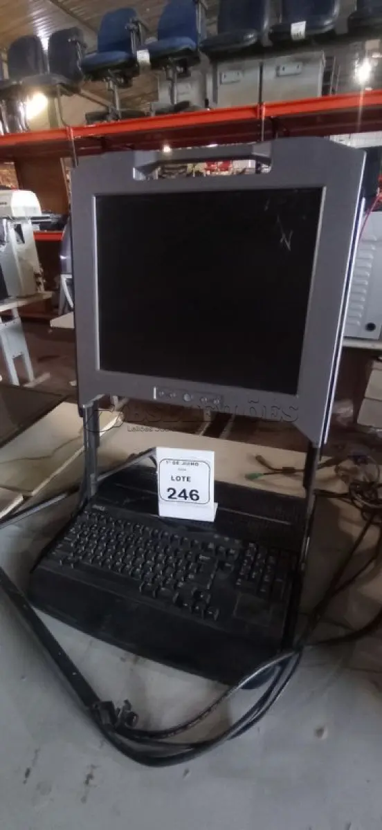 LOTE 246 - 01 CONSOLE DE RACK SERVIDOR MARCA DELL. (NO ESTADO) ATENÇÃO! FAZER A VISITAÇÃO ANTES DE ARREMATAR, NÃO SABEMOS SE FUNCIONA, LEILÃO NÃO TEM GARANTIA E NEM DEVOLUÇÃO, SUJEITO A POSSÍVEIS AVARIAS VISÍVEIS/OCULTAS E/OU AUSÊNCIA DE COMPONENTES.
