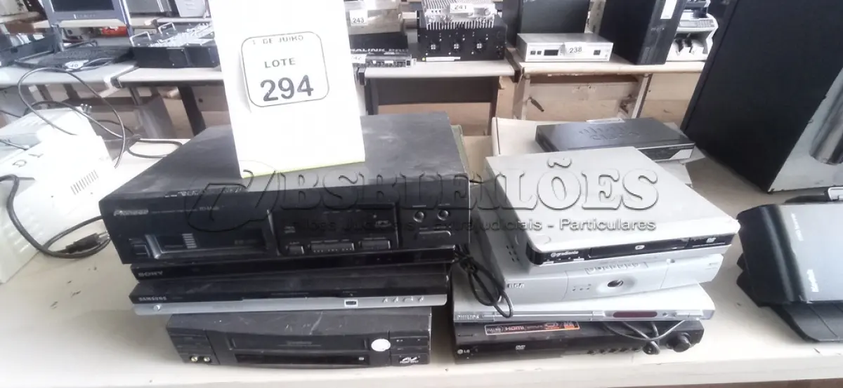LOTE 294 - 01 APARELHO DE VÍDEO CASSETE MARCA GRADIENTE, 01 DISC PLAYER MARCA PIONEER, 01 DECODIFICADOR DE ÁUDIO MARCA RCA E 05 APARELHOS DE DVD DE MARCAS E MODELOS DIVERSOS. (NO ESTADO) ATENÇÃO! FAZER A VISITAÇÃO ANTES DE ARREMATAR, NÃO SABEMOS SE FUNCIONA, LEILÃO NÃO TEM GARANTIA E NEM DEVOLUÇÃO, SUJEITO A POSSÍVEIS AVARIAS VISÍVEIS/OCULTAS E/OU AUSÊNCIA DE COMPONENTES.