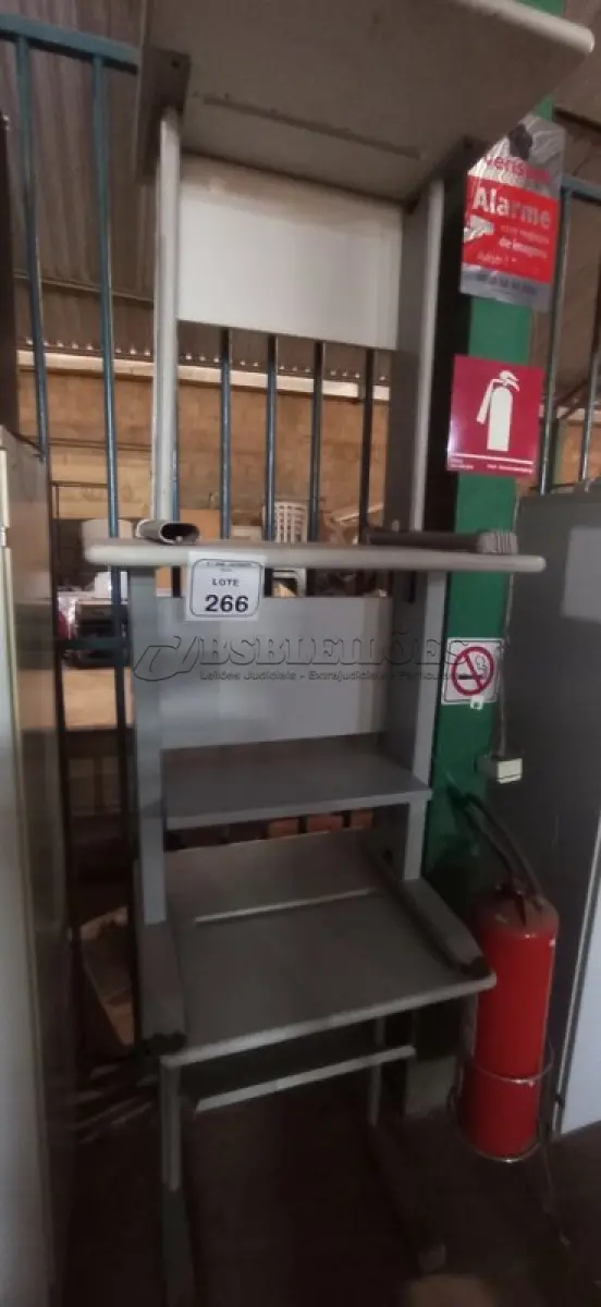 LOTE 266 - 03 MESAS PEQUENAS EM FERRO E MADEIRA. (NO ESTADO) ATENÇÃO! FAZER A VISITAÇÃO ANTES DE ARREMATAR, NÃO SABEMOS SE FUNCIONA, LEILÃO NÃO TEM GARANTIA E NEM DEVOLUÇÃO, SUJEITO A POSSÍVEIS AVARIAS VISÍVEIS/OCULTAS E/OU AUSÊNCIA DE COMPONENTES.