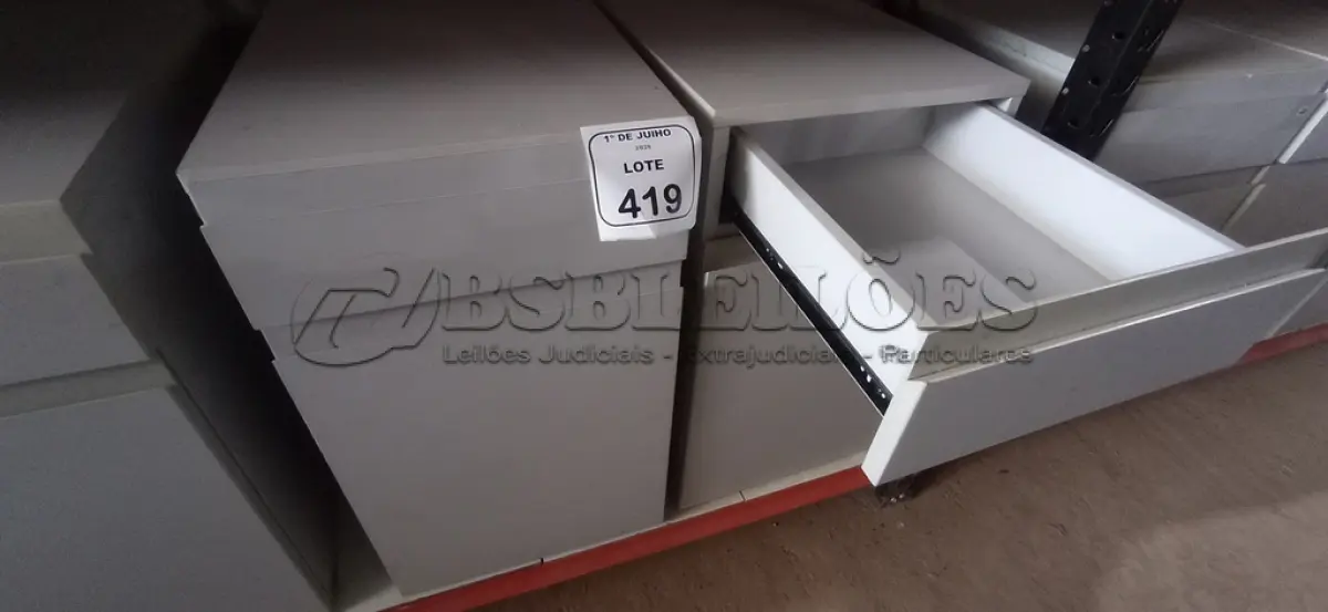 LOTE 419 - 02 ARMÁRIOS PARA CPU COM 01 PORTA E 01 GAVETA. (NO ESTADO) ATENÇÃO! FAZER A VISITAÇÃO ANTES DE ARREMATAR, NÃO SABEMOS SE FUNCIONA, LEILÃO NÃO TEM GARANTIA E NEM DEVOLUÇÃO, SUJEITO A POSSÍVEIS AVARIAS VISÍVEIS/OCULTAS E/OU AUSÊNCIA DE COMPONENTES.