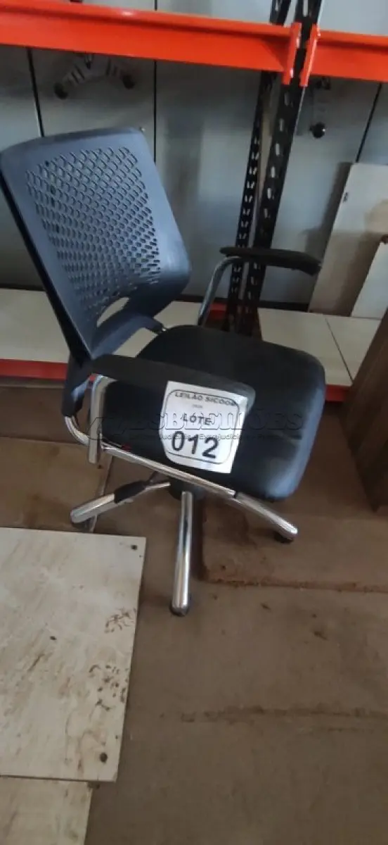 LOTE 012 - 01 CADEIRA PLAX METAL EXECUTIVA GIRATÓRIA COM BASE CROMADA. (NO ESTADO) ATENÇÃO! FAZER A VISITAÇÃO ANTES DE ARREMATAR, NÃO SABEMOS SE FUNCIONA, LEILÃO NÃO TEM GARANTIA E NEM DEVOLUÇÃO, SUJEITO A POSSÍVEIS AVARIAS VISÍVEIS/OCULTAS E/OU AUSÊNCIA DE COMPONENTES.